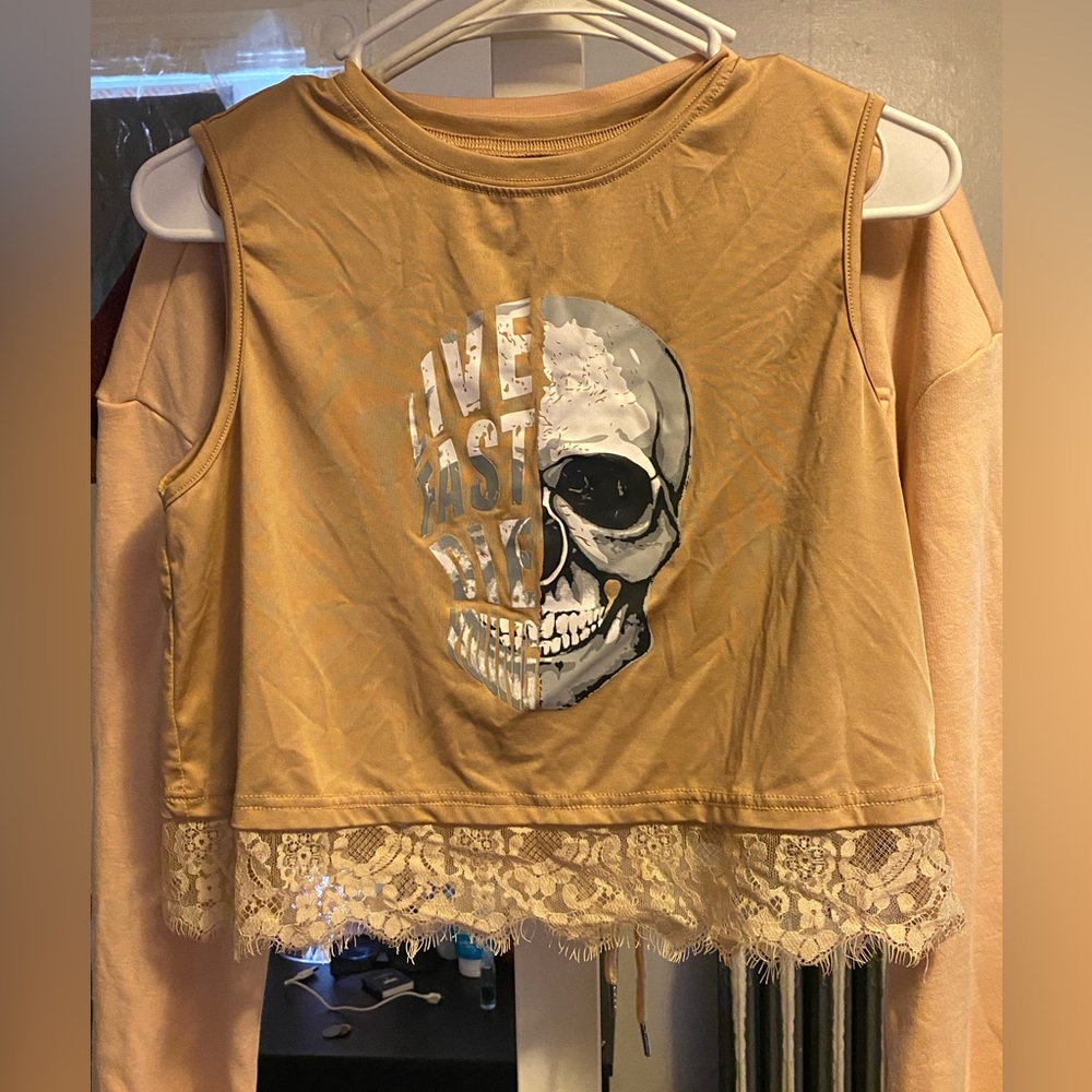 Print that says “ live fast die young” with skull. Tan. Never worn.